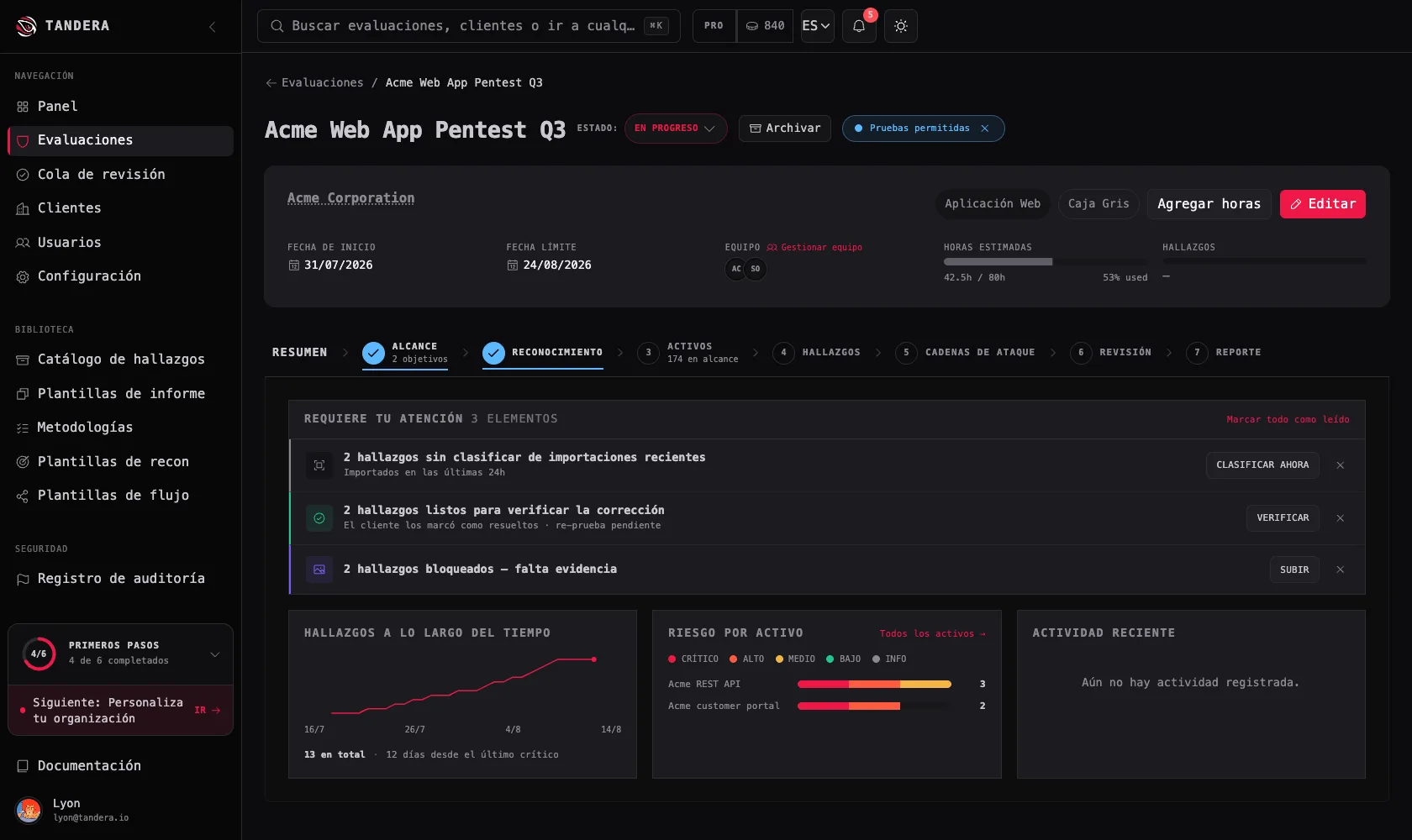 La vista de servicio de Tandera para un pentest de aplicación web, con la barra de etapas mostrando alcance, recon, activos, hallazgos, cadenas de ataque, revisión e informe.