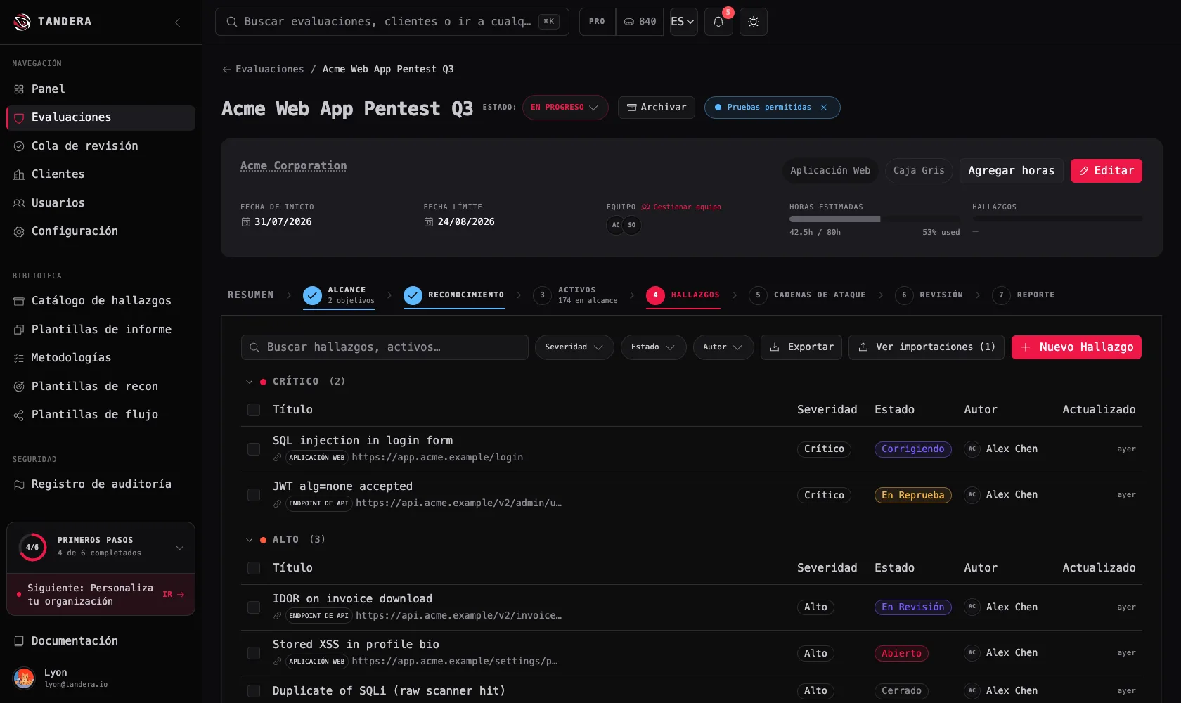 Una lista de hallazgos agrupada por severidad, con hallazgos críticos y altos junto a su estado, autor y el activo afectado.